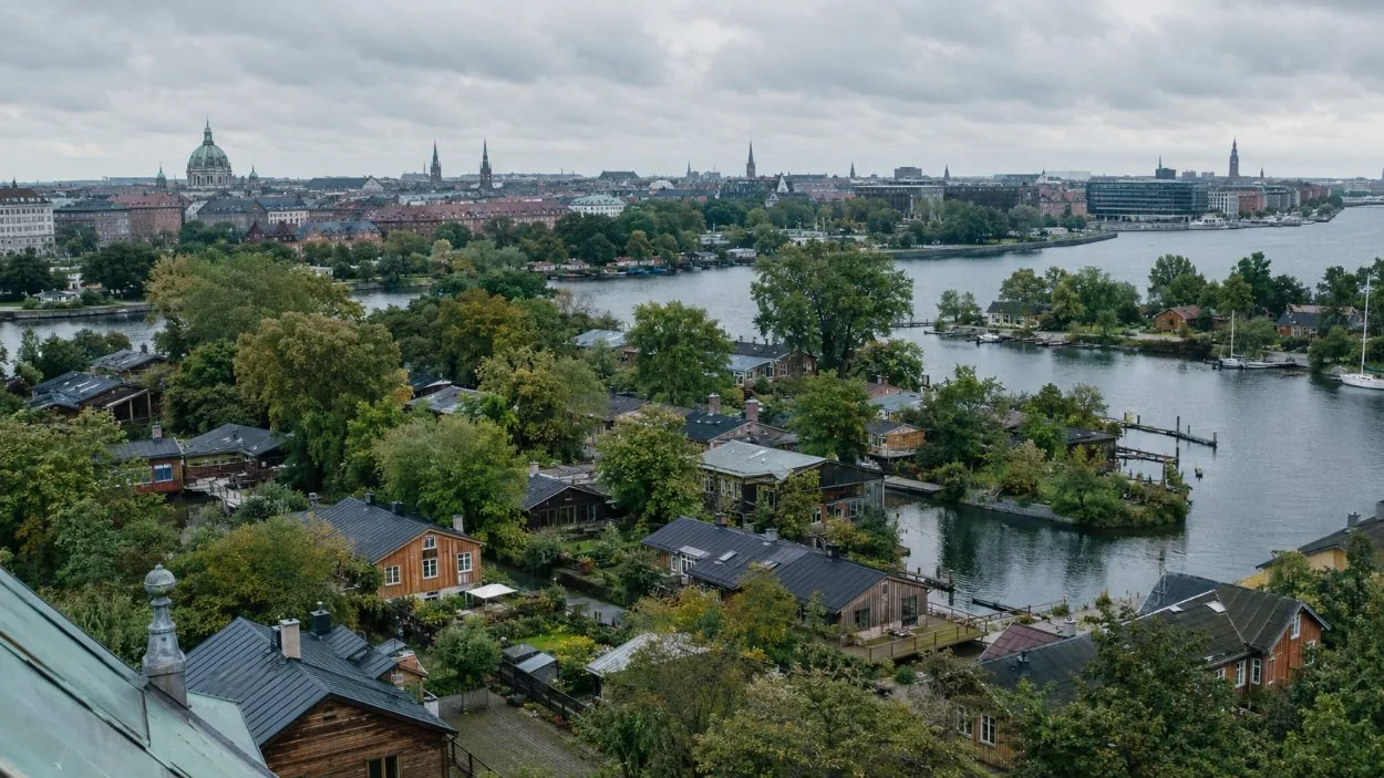Selbstgebaute Häuser entlang der Wallanlagen in Freetown Christiania