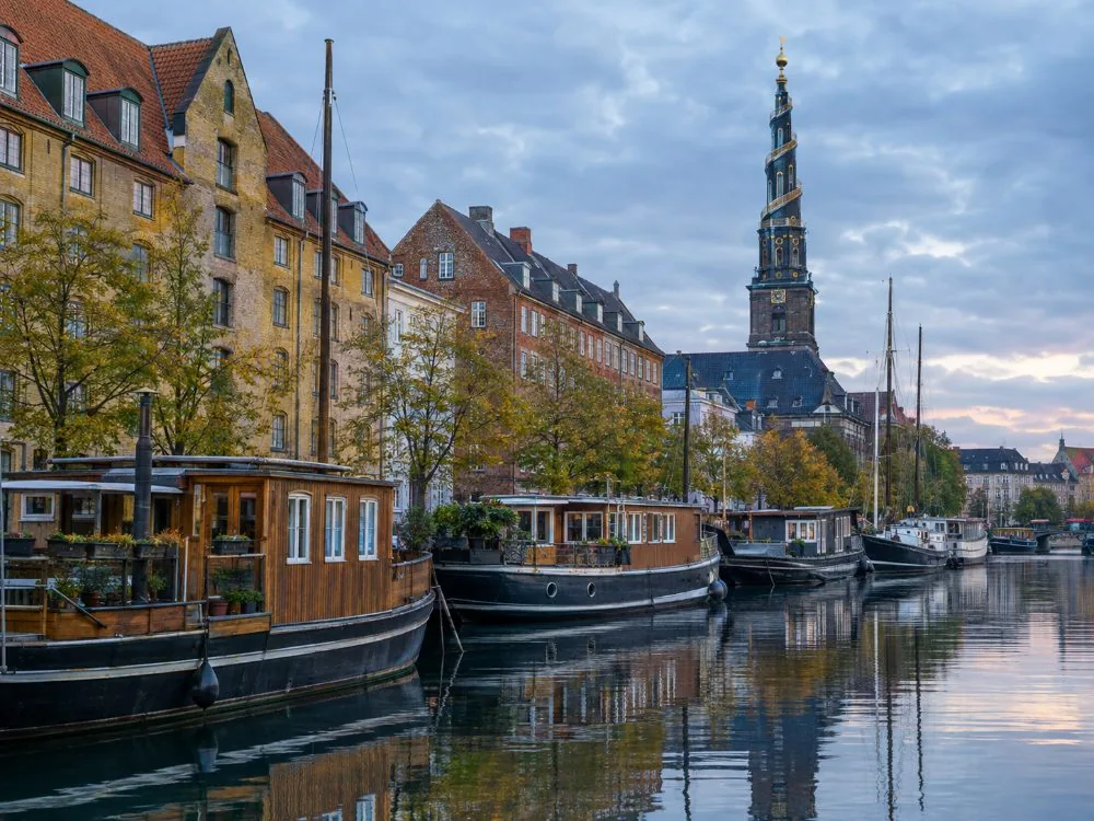 Hausboote auf Christianshavns Kanal, nur wenige Straßen vom Tor entfernt