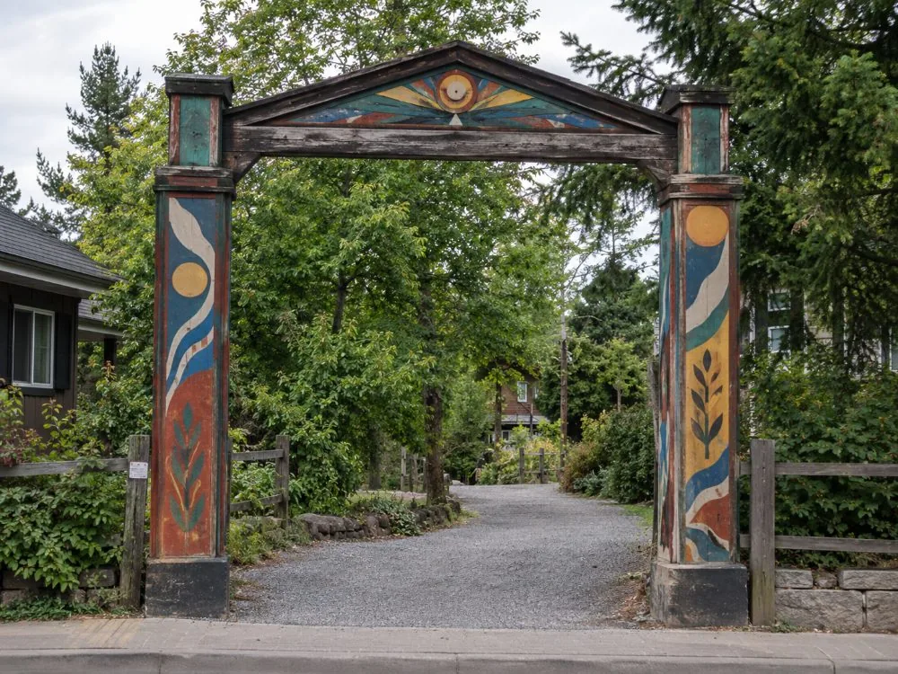 Das hölzerne Haupttor in die Freetown Christiania an der Prinsessegade