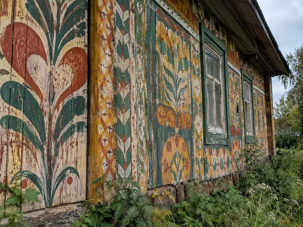 Bemalte Hauswände entlang einer Gasse in Christiania