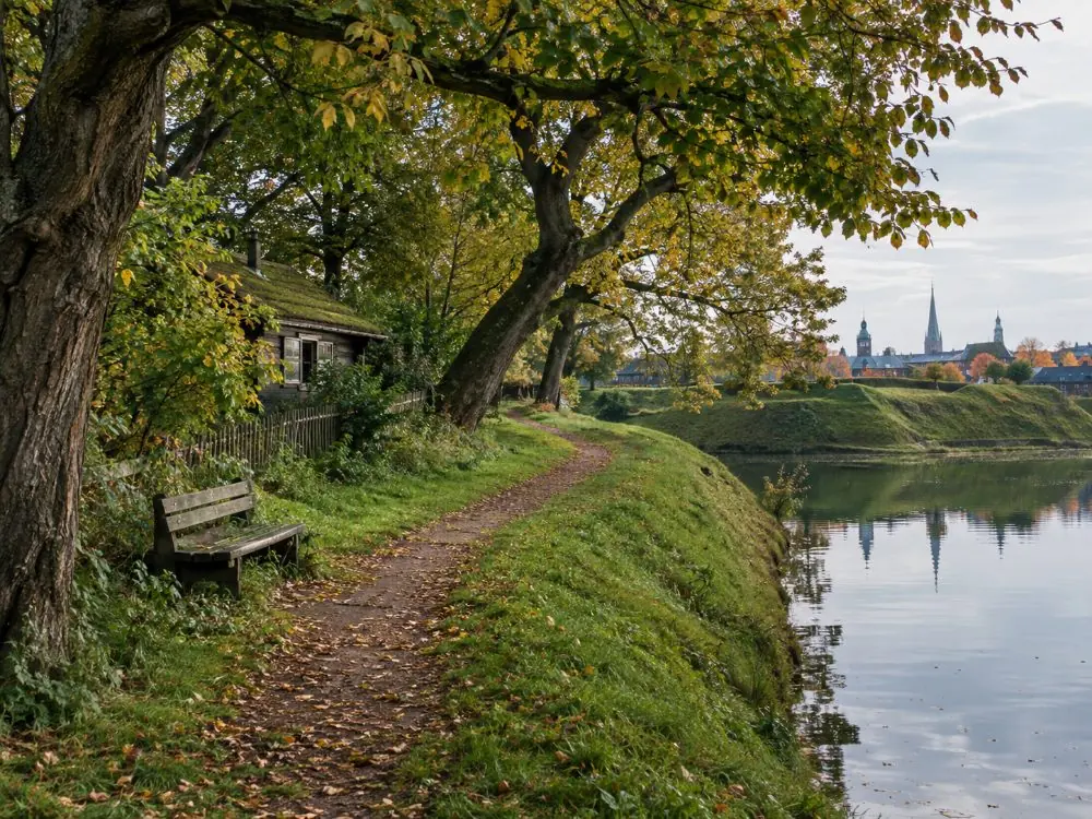 Die alten Verteidigungswälle und der See im grünen Teil Christianias